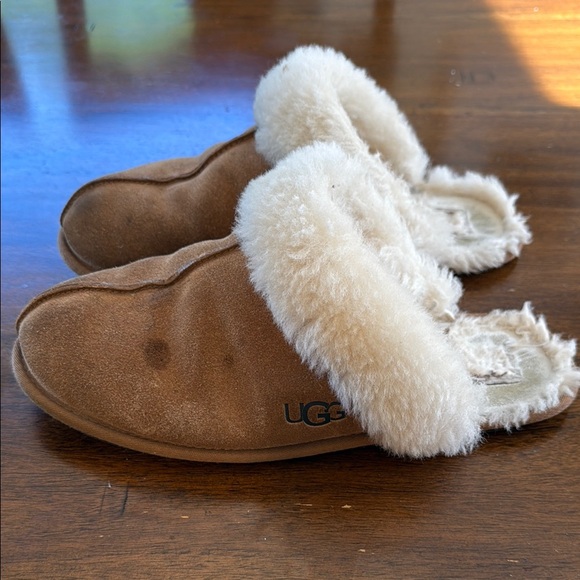 UGG Slippers - Picture 2 of 6